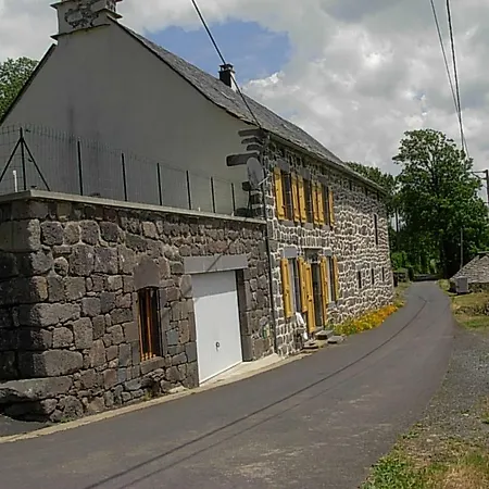 Vacances Au Pied Des Monts Du Cantal Laveissiere Exterior photo