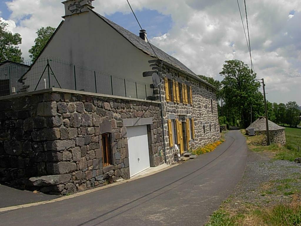 Au Pied Des Monts Du Cantal Appartement *